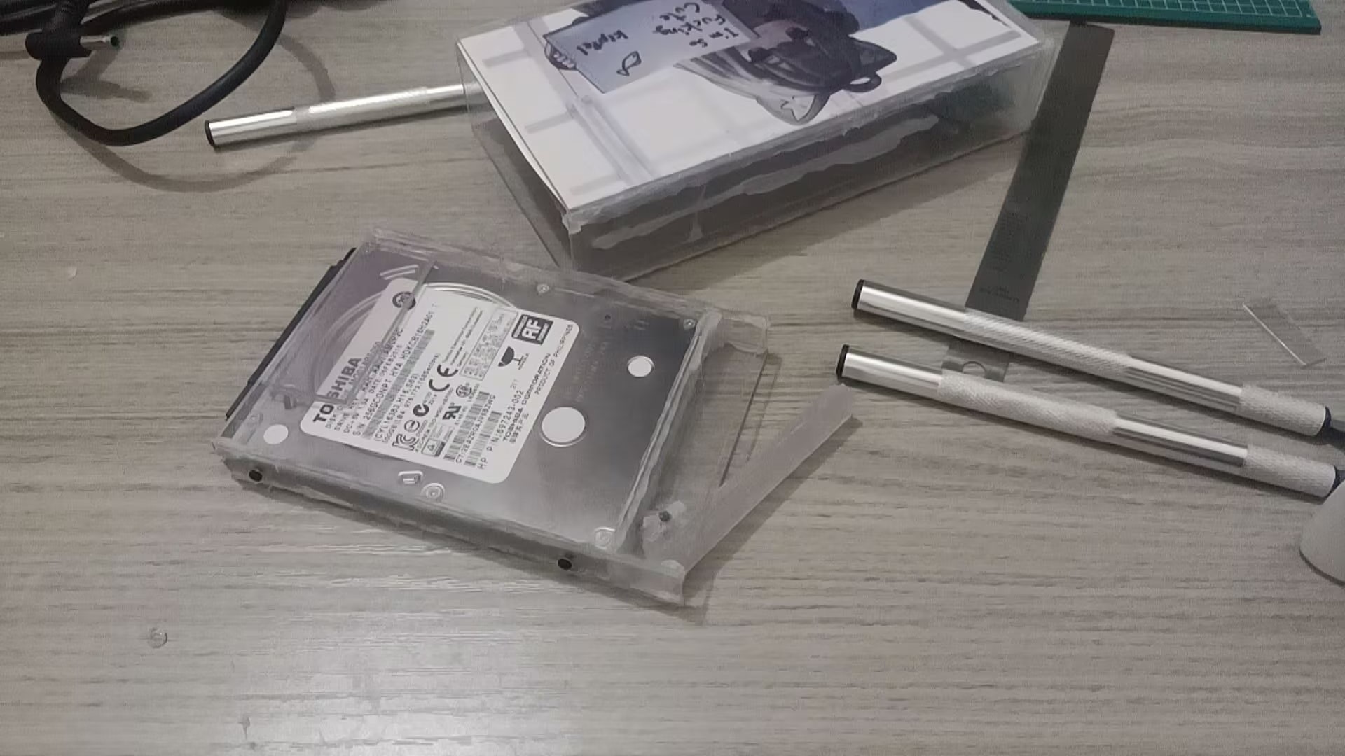 参考服务器的硬盘托架设计了一个托盘